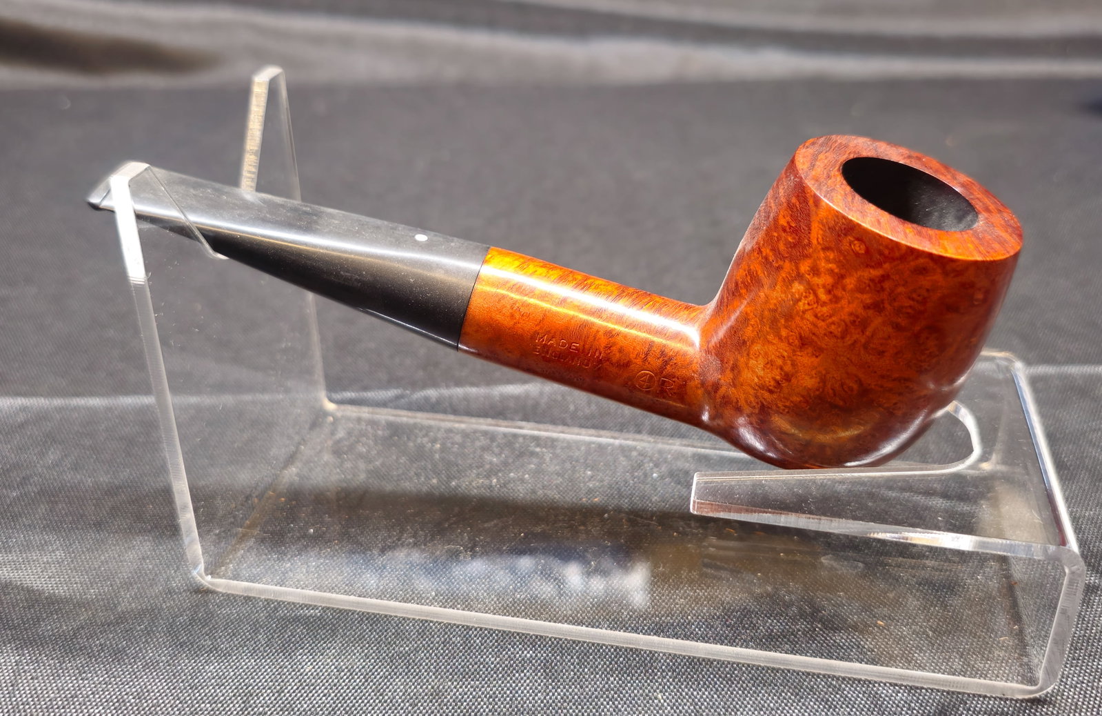 Dunhill Root Briar LB F/T 4R Pipe: Dunhill Root Briar LB F/T 4R Pipe. English briar tobacco pipe with smooth warm brown Root Briar finish, billiard form and black mouthpiece with Dunhill white spot. Stamped "LB F/T," "DUNHILL ROOT BRIA