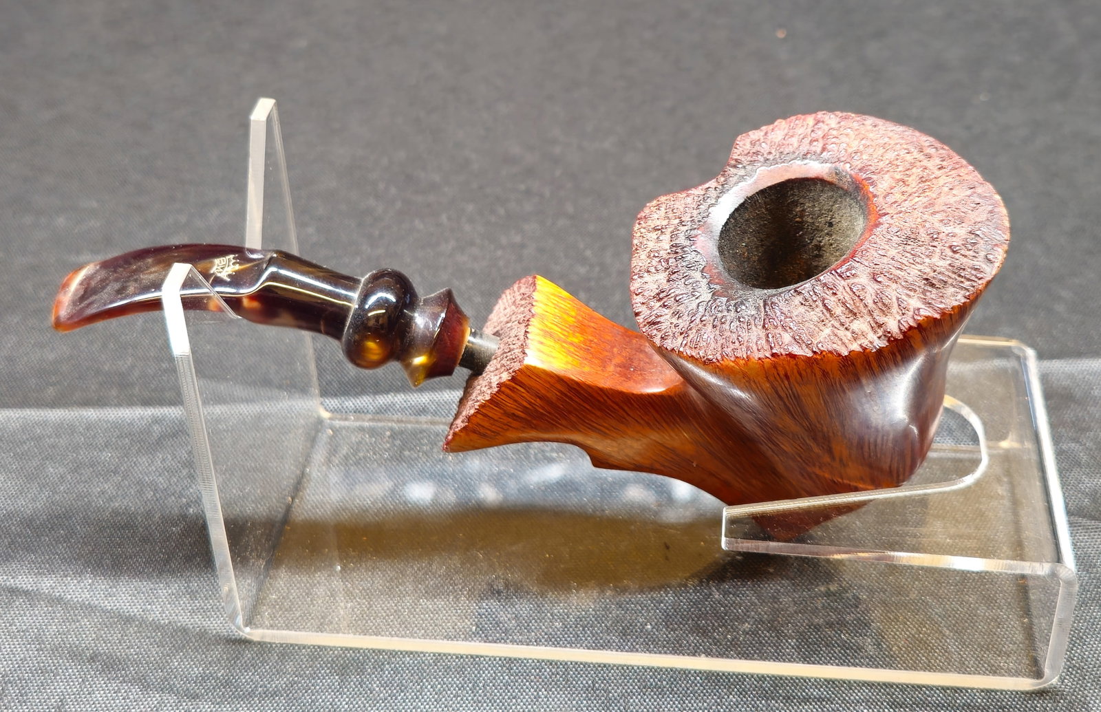 Ben Wade Straight Grain Handmade Denmark: Ben Wade Straight Grain Handmade Denmark. Danish briar tobacco pipe in a freehand form with reddish-brown finish, straight grain, plateau rim and plateau shank end. Decorative turned amber-brown