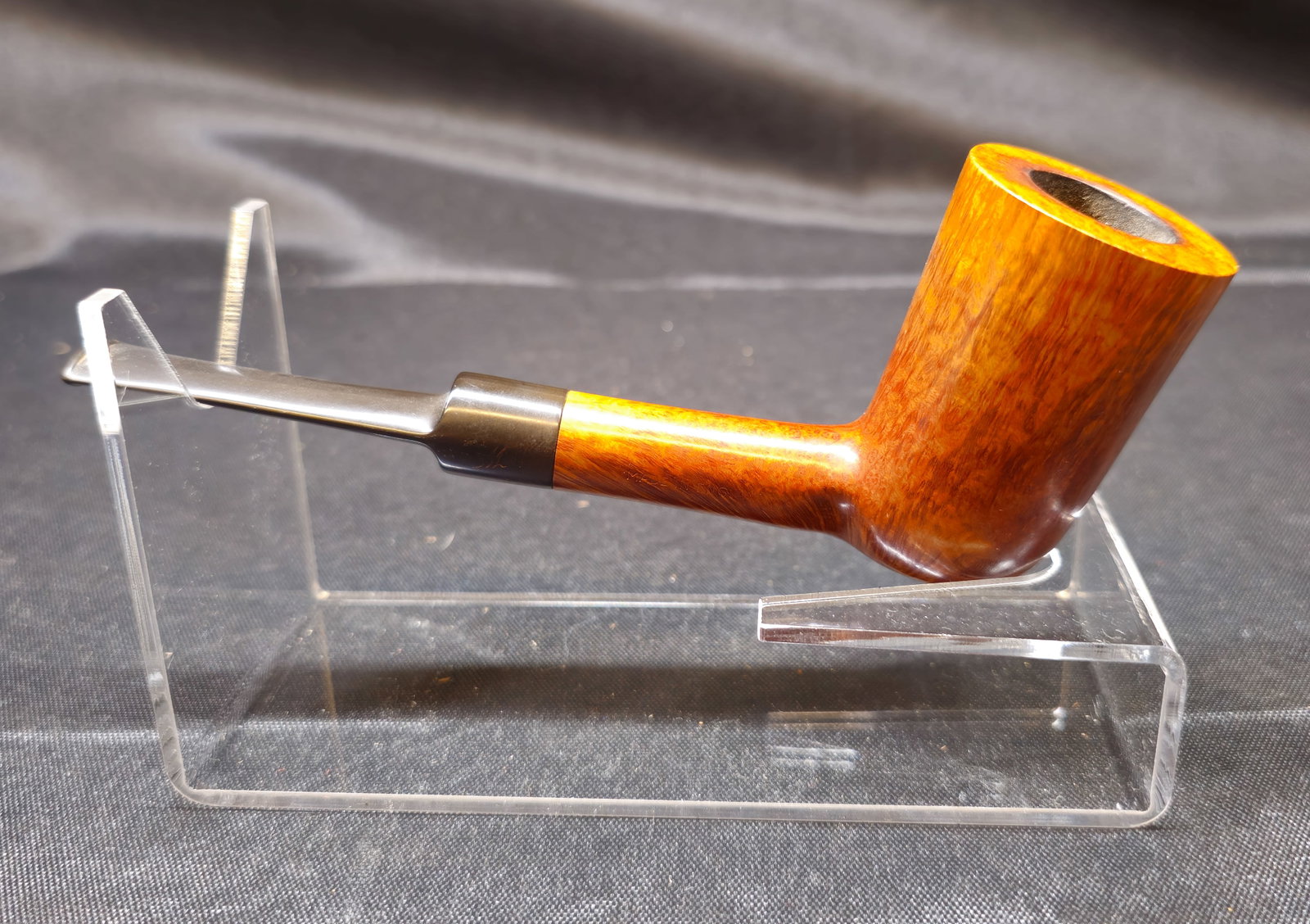 Willmer Straight Grain Briar Pipe: Willmer Straight Grain briar tobacco pipe, Made in England, featuring a warm polished finish with attractive straight grain and a tall cylindrical bowl. Manufacturer’s mark to pipe.