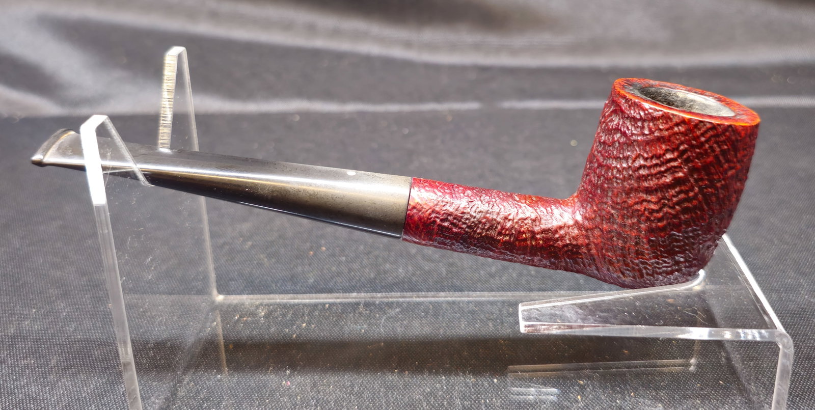 Dunhill Red Bark ODA 836 F/T Pipe 1972: 1972 Dunhill Red Bark ODA 836 F/T Pipe. Dunhill tobacco pipe in a large straight ODA form with sandblasted briar bowl in the distinctive Red Bark finish and black vulcanite stem bearing the Dunhill