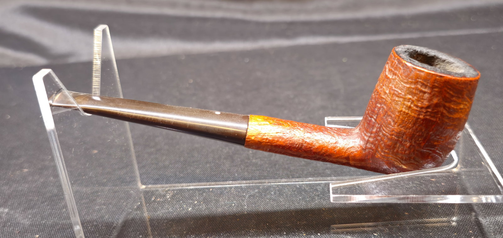 Dunhill Tanshell 104 F/T Pipe 1964: 1964 Dunhill Tanshell 104 F/T tobacco pipe, circa 1964, featuring a warm tan sandblasted briar finish in a straight billiard form with black vulcanite fishtail stem and Dunhill White Spot. Stamped