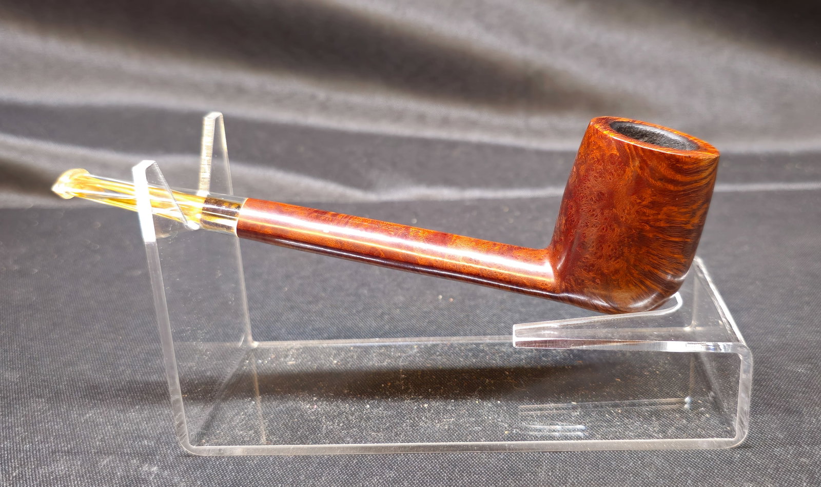 Ser Jacopo L1 De Luxe Milano Pipe: Ser Jacopo L1 De Luxe Milano tobacco pipe, handmade in Italy, featuring a long Canadian-style form with highly figured smooth briar, elongated oval shank and translucent amber-tone stem. Stamped