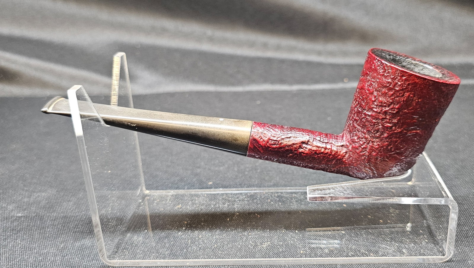 Dunhill Red Bark ODA 848 Pipe: Dunhill Red Bark ODA 848 Pipe, English briar tobacco pipe in a straight Dublin form with Dunhill’s distinctive deep red sandblasted Red Bark finish and tapered vulcanite stem bearing the white