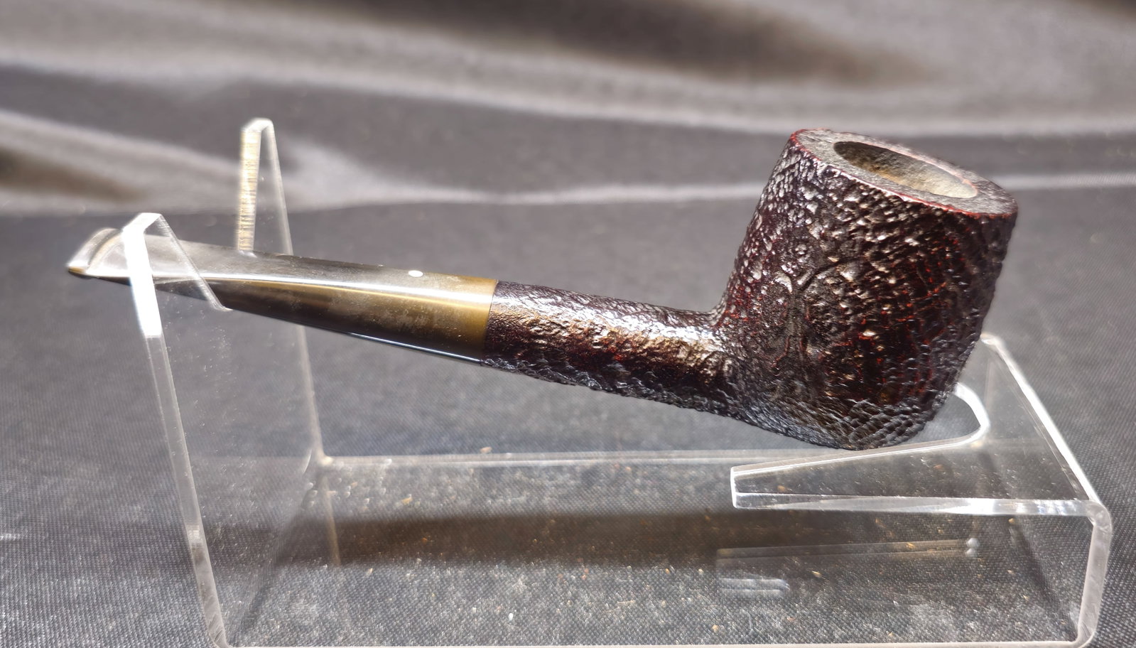 Dunhill Shell Briar 61061 Pipe: Dunhill Shell Briar 61061 Pipe. English briar tobacco pipe in a straight billiard shape with a deep dark Shell sandblast finish and black vulcanite stem with Dunhill white spot. Underside stamped