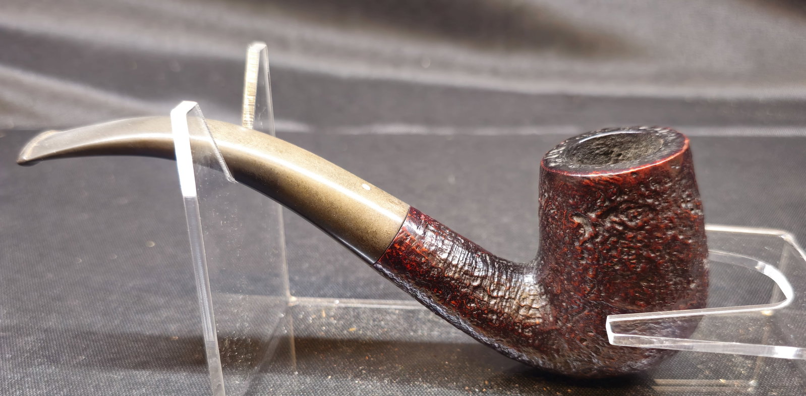 Dunhill Shell Briar 20 F/T Pipe: Dunhill Shell Briar 20 F/T Pipe, English briar tobacco pipe in a bent billiard shape with craggy sandblast finish in dark reddish-brown tones and bent vulcanite fishtail stem bearing the Dunhill white