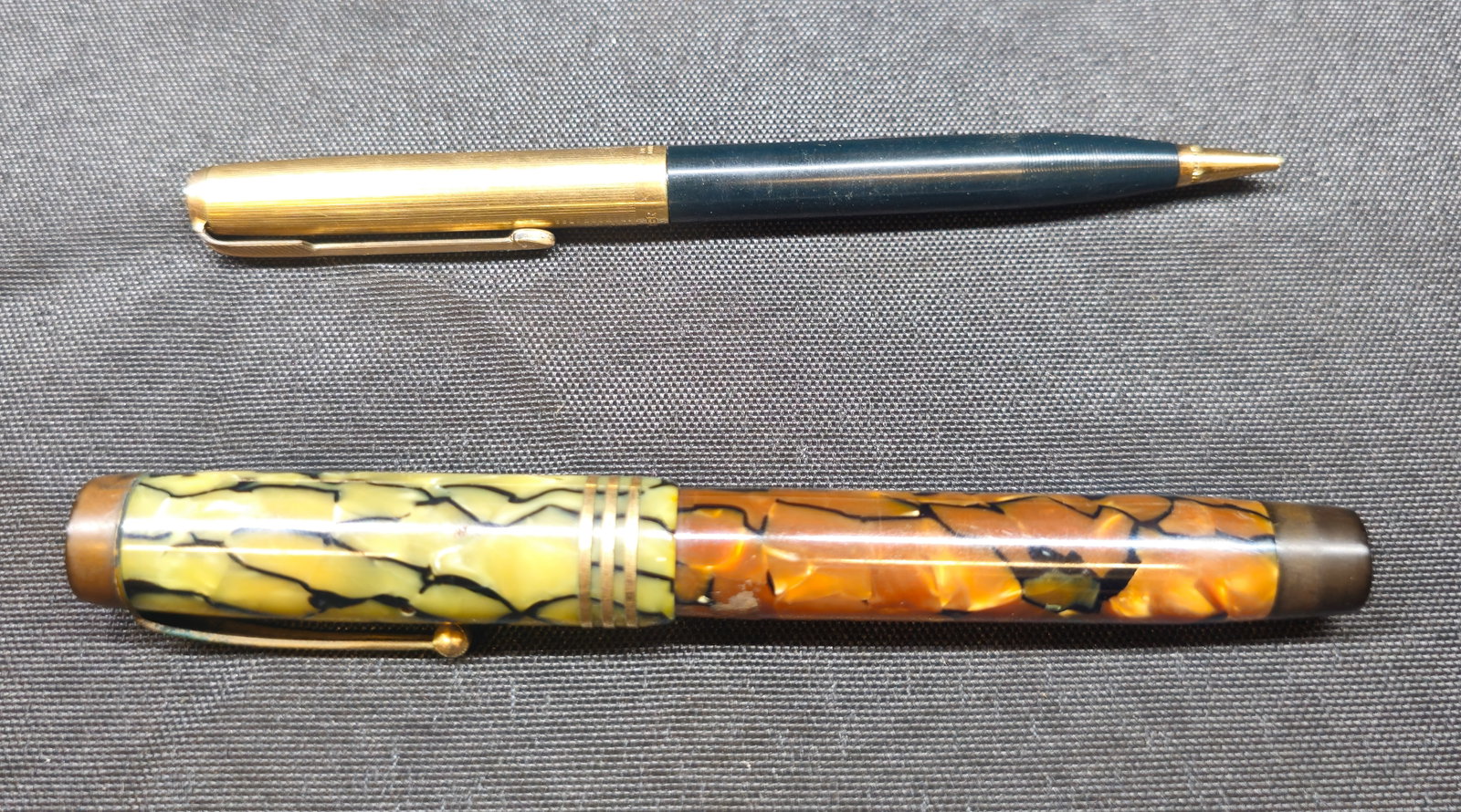 Parker Duofold Deluxe Fountain Pen & Parker Ballpoint Pen (1 of 12)
