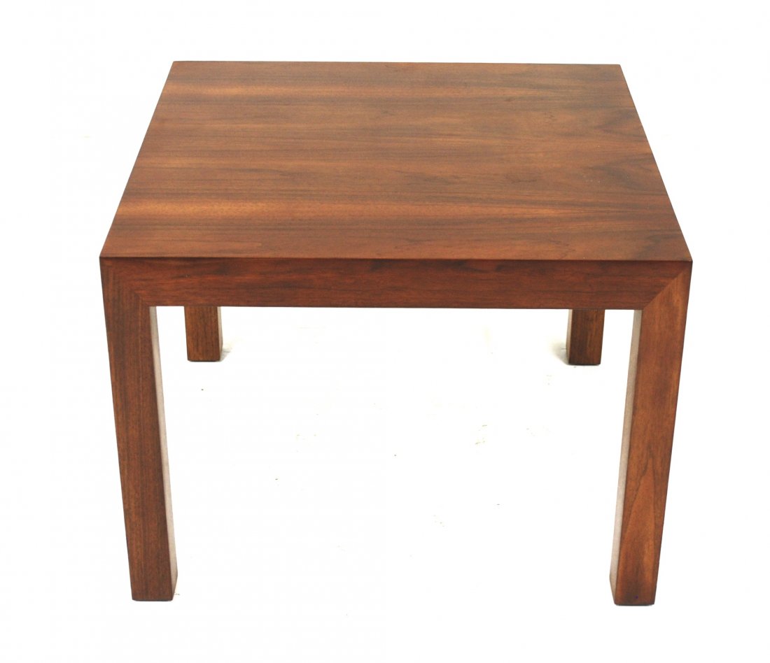 Florence Knoll: Occasional table/small coffee table. Walnut. Knoll International. 30 x 30 x 22
