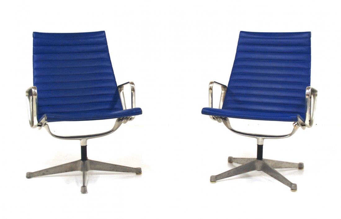 Charles and Ray Eames: Aluminum group lounge chair, Herman Miller original blue vinyl , aluminum. Size 24.5w X 23d X34h. *******Please note that one of the pair picture was taken back by the consignor. This lot is for a sin