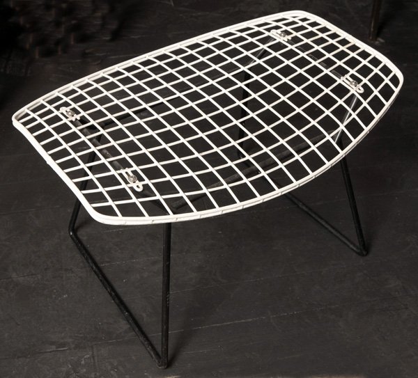 Harry Bertoia: Bird chair ottoman. Knoll. Enameled metal, rubber. Size,