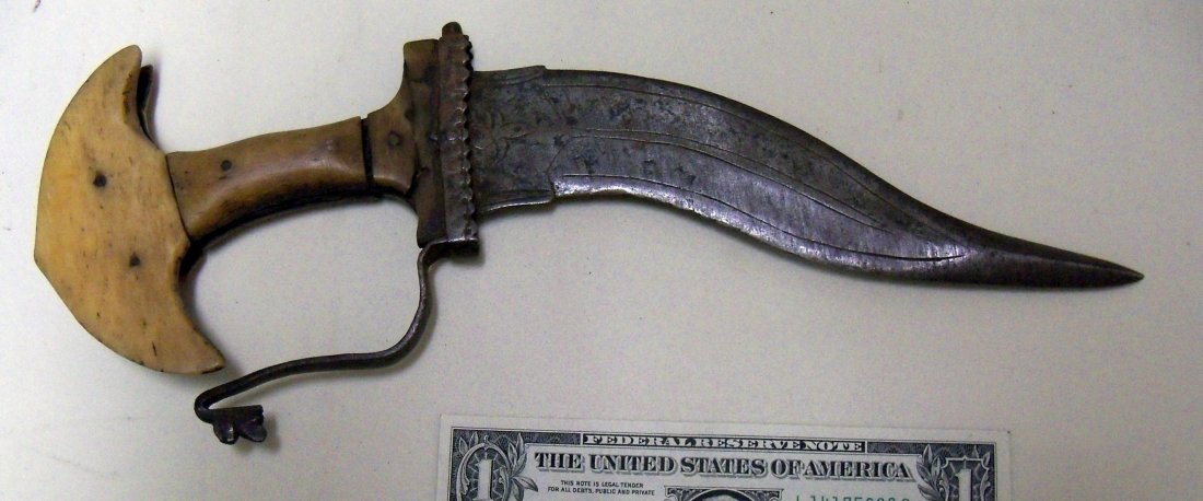 Antique 18th Century Indian Mughal Khanjarli Dagger: Damage to handle