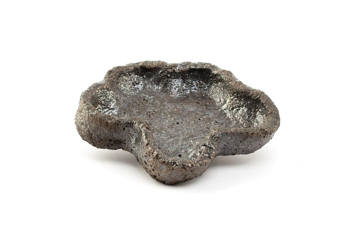 Pawel Althamer (b. 1967) "Popielniczka": Pawel Althamer (b. 1967) "Popielniczka"; ceramic, 3.5 x 13.5 x 13 cm; signed on the bottom: 'ALTHAMER'; in cooperation with Grupa Nowolipiebaked clay, original box; NOTE: - In addition to the hammer p