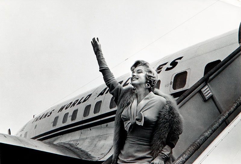 Marilyn Monroe: Sam Shaw (1912-1999) Marilyn Monroe vintage print, exposition date: 1954 black-white photograph/barite paper, 16,5 x 24 cm backside stamp: 'CREDIT' with signature in pencil Sam Show and stamp: 'SEP 1