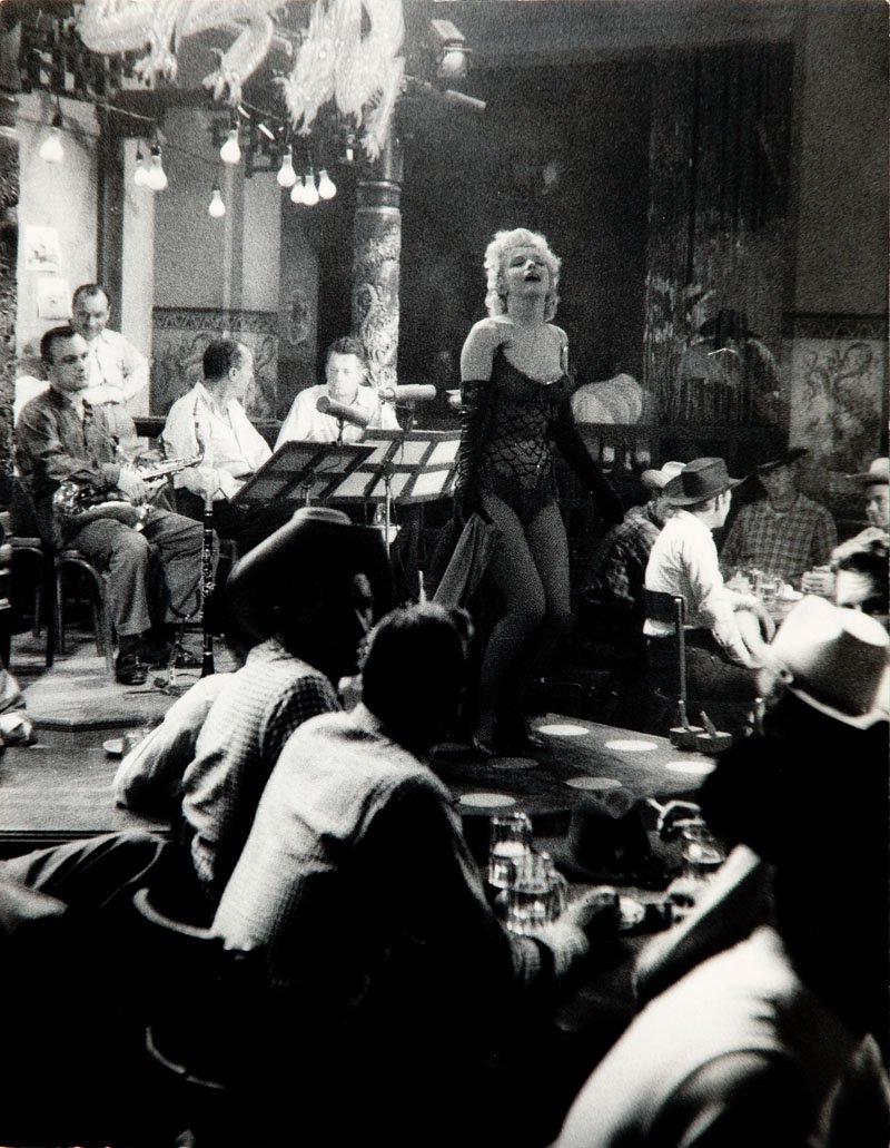 Marilyn Monroe: Milton H. Greene (1922-1985) Marilyn Monroe lifetime print, exposition date: 1956 black-white photograph/barite paper, 35,5 x 27,7 cm backside stamp 'MILTON H. GREENE'