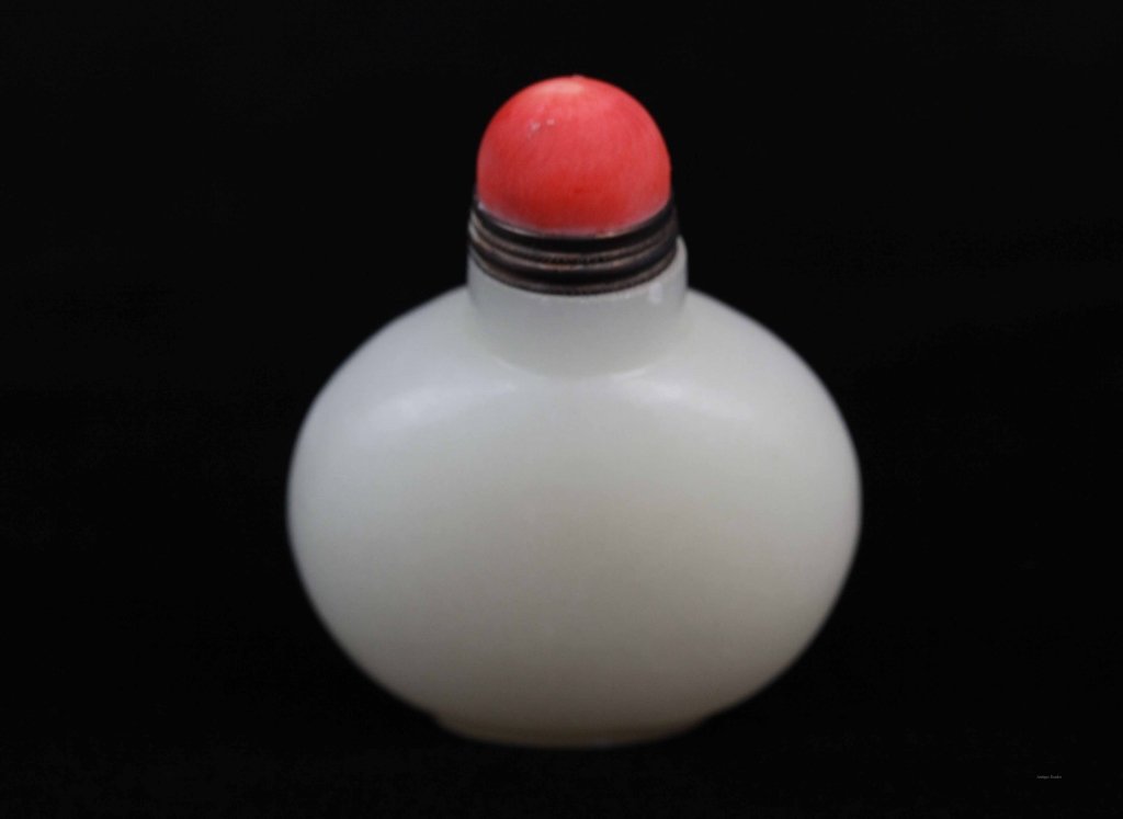 Chinese Plain Celadon Jade Snuff Bottle: Chinese Plain Celadon Jade Snuff Bottle Dimension: 2 1/4"L x 1"W x 2 5/8"H