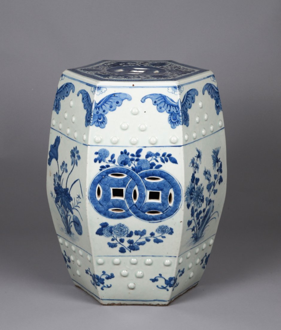 Chinese Blue and White Hexagonal Garden Stool: Chinese Blue and White Hexagonal Garden Stool Dimension: 19"H
