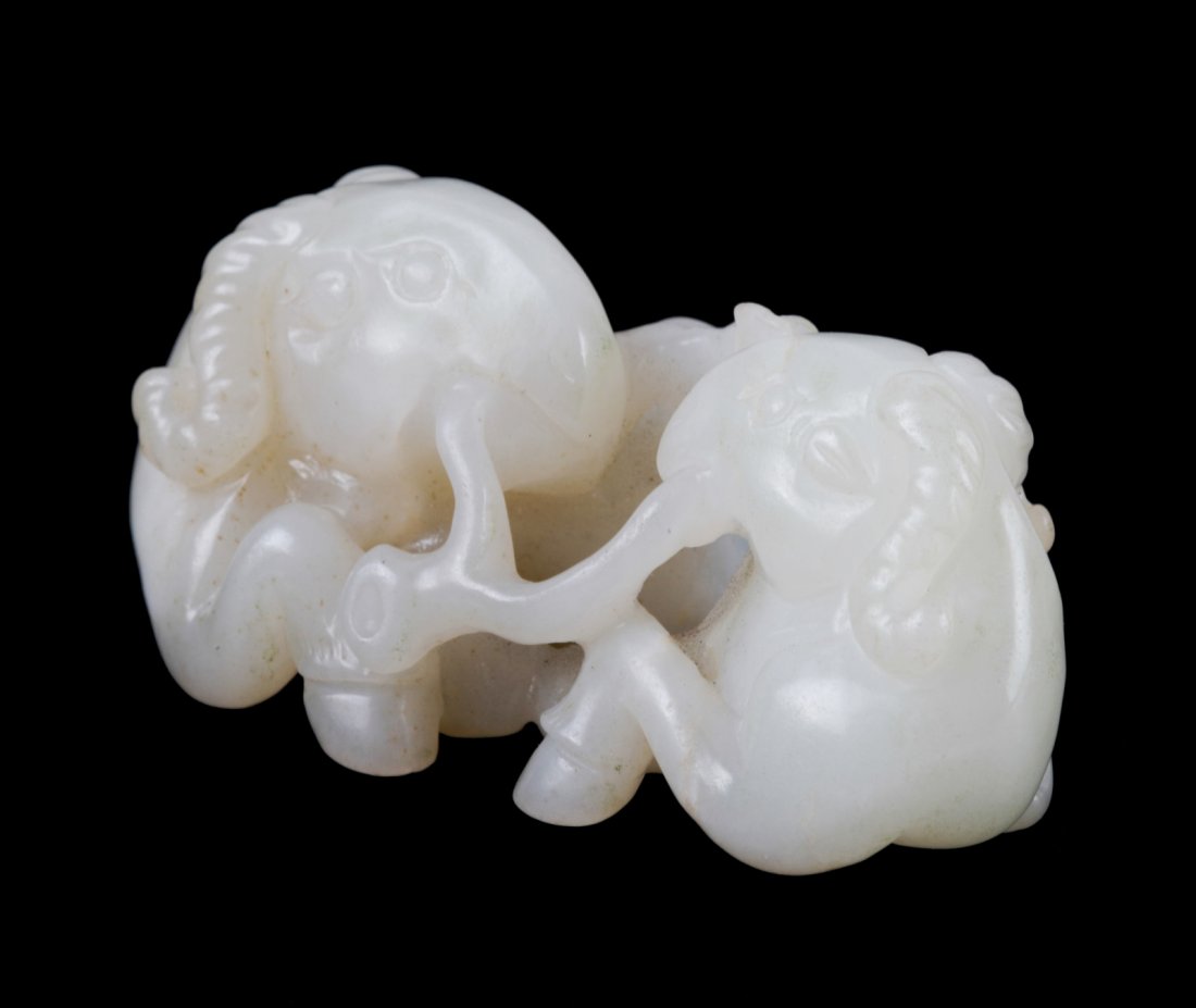 Chinese Jade Carved Double Lambs Hold Ling Zhi: Chinese Jade Carved Double Lambs Hold Ling Zhi Dimension: 2 7/8"L
