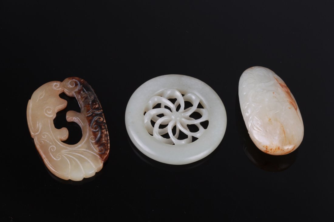 Qing Dynasty 3 Pcs Jade Carvings: Qing Dynasty 3 Pieces Jade Carvings Dimension: 2 3/8"L