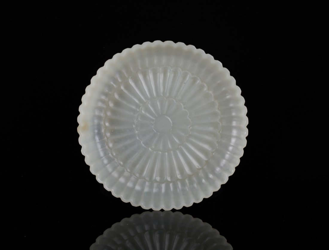 Qing Dynasty Mughal Style Jade Carved Dish: Qing Dynasty Mughal Style Jade Carved Chrysanthemum Dish Dimension: 4 3/8"Diam