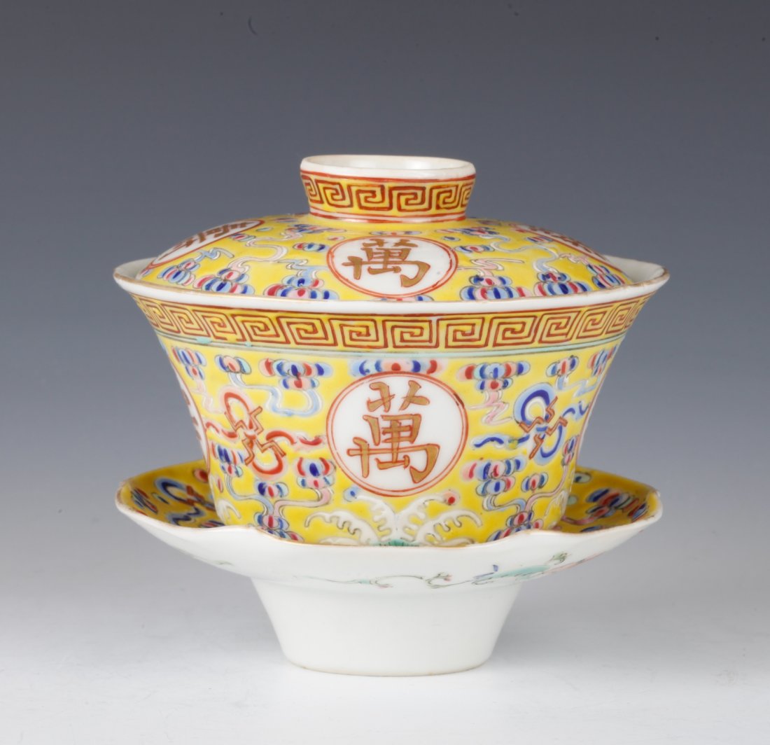 Qing Dynasty Chinese Famille Rose Tea Cup Set: Qing Dynasty Chinese Famille Rose Tea Cup Set, with Mark Dimension: 10cm H x 11cm Diam