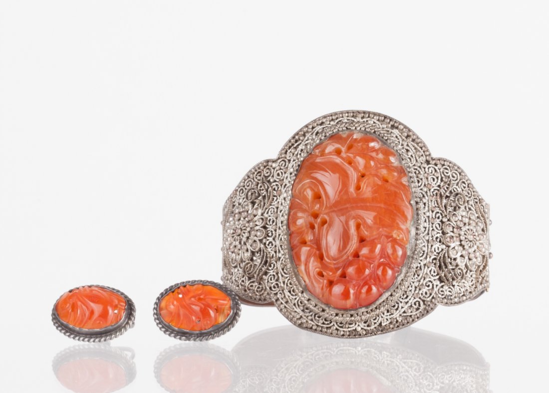 A Set of Vintage CH Carnelian Bracelet & Earring: A Set of Vintage CH Carnelian Bracelet & Earring One Set of Vintage Chinese Carnelian Bracelet & a Pair of Matching Earring Dimension: 4.5cm L x 3cm W(carnelian)