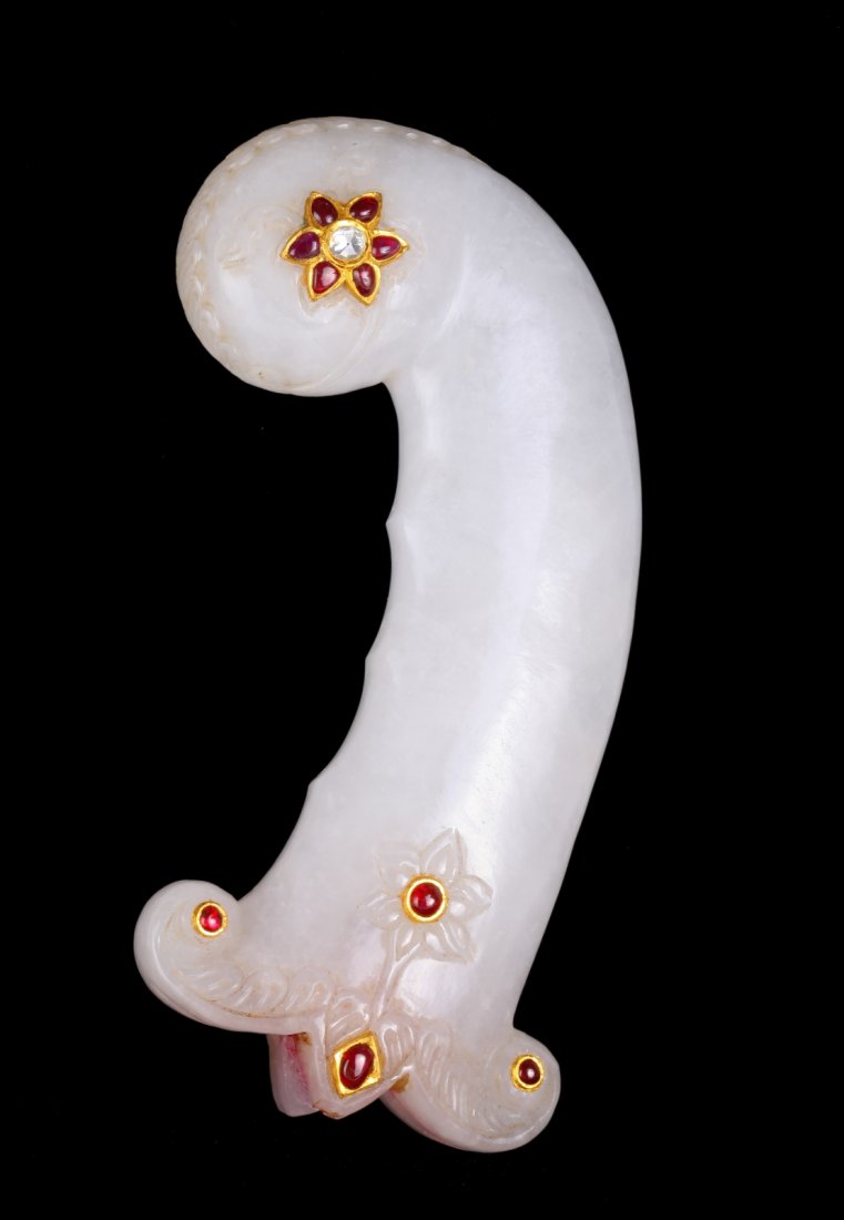 Chinese Mughal Style White Jadestone Dagger Handle: Chinese Mughal Style White Jadestone Dagger Handle Inlaid Ruby Decoration Condition: good overall, natural hairline Dimension: 15cm L