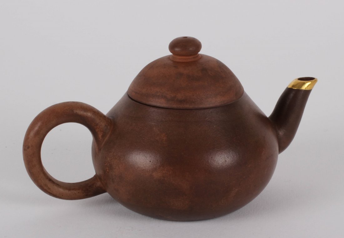 18/19th C. Chinese Yixing Zisha w/ Mark: 18/19th C. Chinese Yixing Zisha w/ "Meng Chen" MarkDimension: 5 inches by 2 3/4 inches