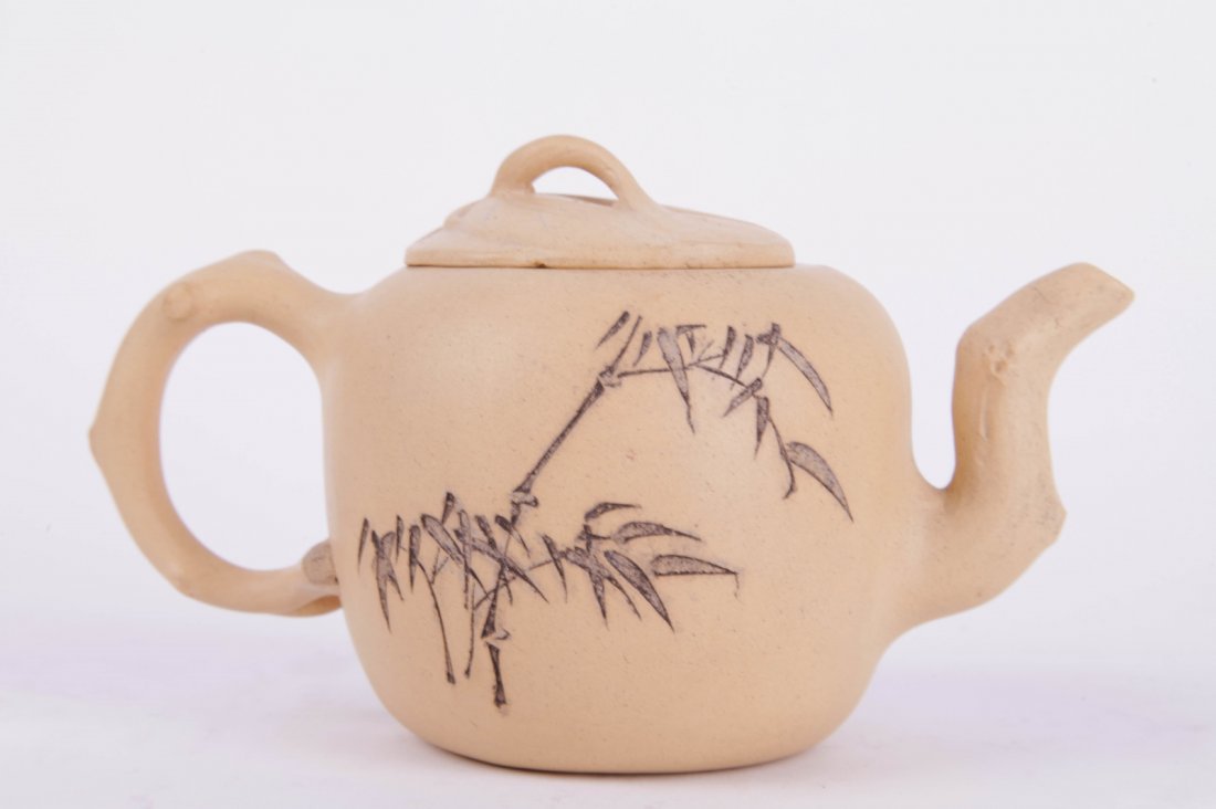 Chinese 1960's Yixing Zisha Teapot,Marked"XuHuaDa": Chinese 1960's Yixing Zisha Teapot, Papaya Shape, Marked "Xu Hua Da"_x000D_ Dimension: 7 1/2 inches width by 4 1/4 inches height