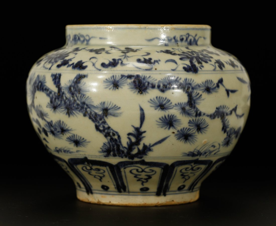 Chinese blue and white porcelain jar: Chinese blue and white porcelain jar. possible Ming dynasty. _x000D_ Dimension: 5 inches height