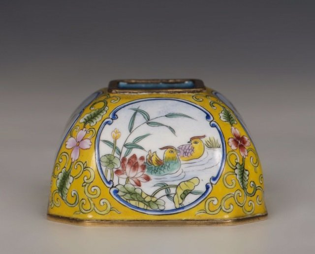 Chinese Enamel Bronze Washer: Chinese Enamel Bronze Washer _x000D_ Condition: very good_x000D_ Dimension: 5cm height by 7.5cm width