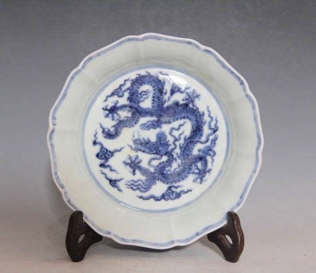 Chinese Blue/White Floral Brush Washer: Chinese Blue/White Floral Brush Washer Condition: good overall Dimension: 5cm height by 17.5cm diameter