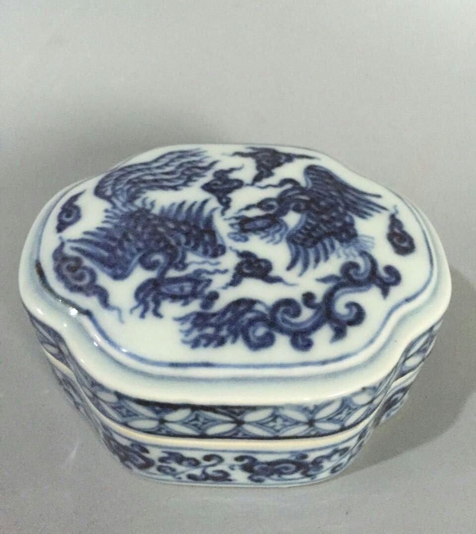 Chinese Ming Style Blue/White Makeup Box w/ Cover (1 of 7)