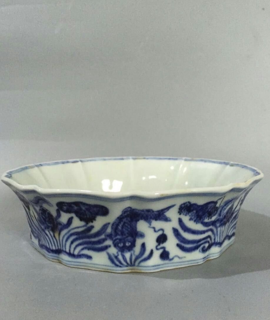 Chinese Blue/White Porcelain Brush Washer: Chinese Blue/White Porcelain Brush Washer Condition: good overall Dimension: 17.5cm diameter by 5cm height