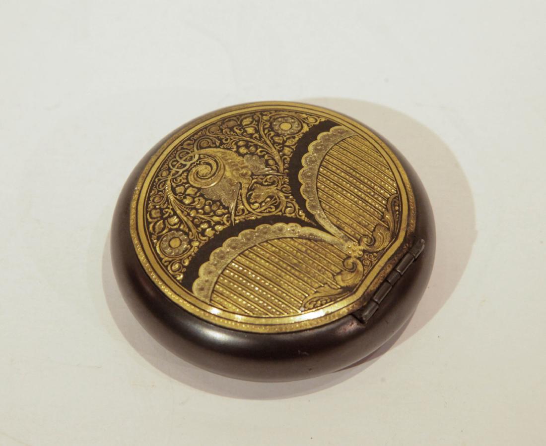 Spanish Gold Inlaid Box: Spanish Gold Inlaid Box Condition: good Dimension: 7cm diameter