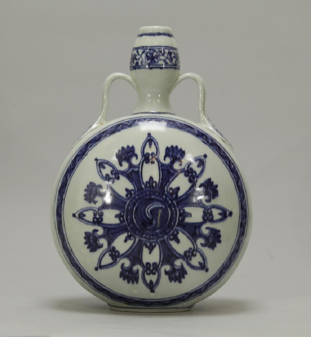 Chinese Blue/White Moon Flask Vase: Chinese Blue/White Moon Flask Vase Condition: very good Dimension: 12 inches height