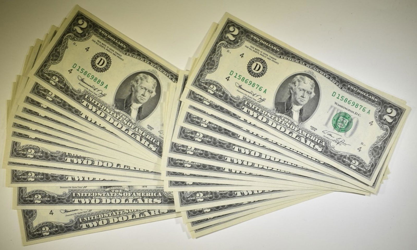 25 1976 $2 FRN CONSECUTIVE SERIAL NUMBERS  CU (1 of 2)