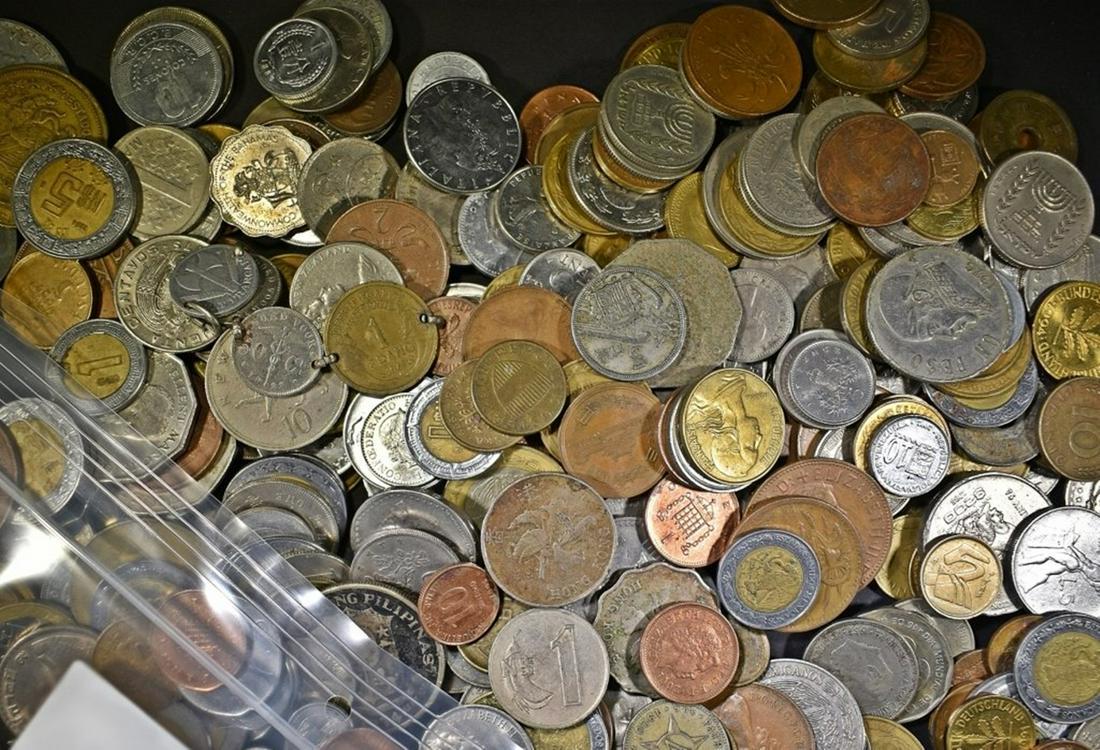 10.5 LBS FOREIGN COINS (1 of 1)