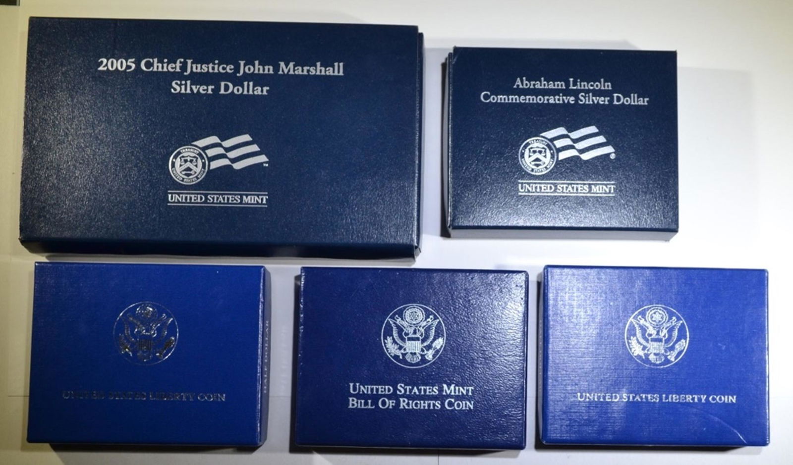 U.S. COMMEM LOT:: 2005 PROOF JOHN MARSHALL, 2009 ABE LINCOLN, 2-PROOF 1986 LIBERTY HALVES & 1993 90% SIVER BILL OF RIGHTS HALF DOLLAR ESTIMATE $90 - $110.