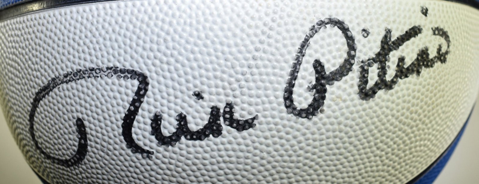 RICK PITINO (KENTUCKY) AUTOGRAPHED BASKETBALL: LEADERS IN ONLINE AUCTIONS. ESTIMATE $150 - $200.