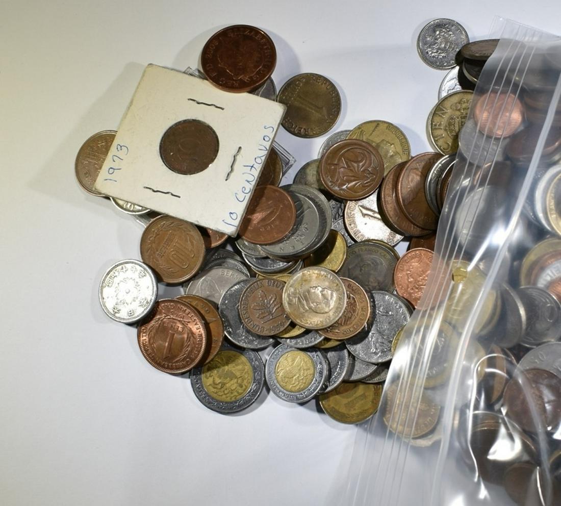 10-POUNDS MIXED FOREIGN COINS (1 of 1)