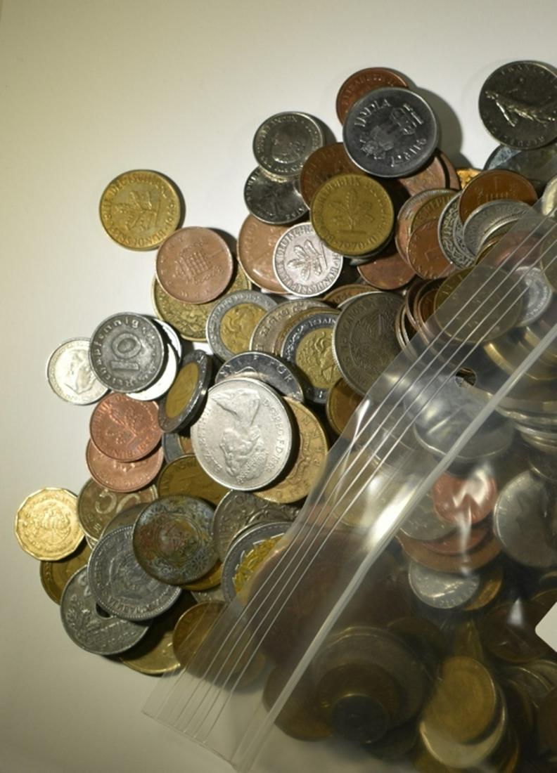 15 LBS MIXED FOREIGN COINS (1 of 1)