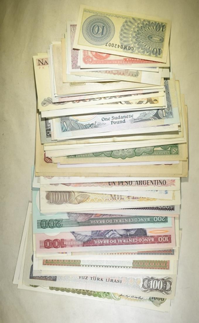 LOT OF 71 MIXED FOREIGN CURRENCY  CU (1 of 1)