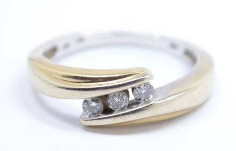 BEAUTIFUL DIAMOND RING. SIZE 7, 14 K, 2.5 TDW, 2.4 DWT: Low Estimate $200.00 High Estimate $250.00