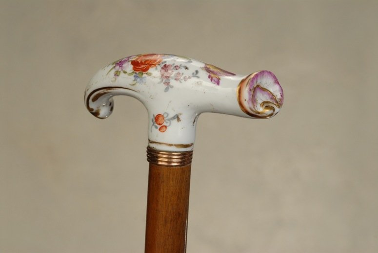 A beautiful Meissen porcelain floral cane: A beautiful Meissen porcelain floral cane. The tau handle is 1 1/3” high, 4” long, and 7/8” at its thickest. It is wonderfully hand-painted with flowers in shades of pink, purple, reds, orange,