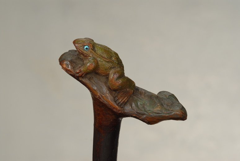 A great wood frog sitting on a log: A great wood frog sitting on a log. Made of a single piece of de-barked and painted hardwood, it has an angled "T" handle that is 3 3/4" long and 1 1/2" at its widest. Sitting on a cutaway log with si