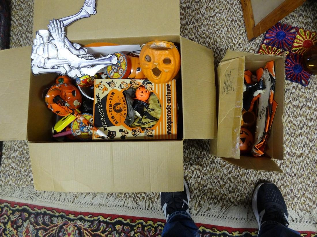 2 boxes of hallowen items (1 of 3)