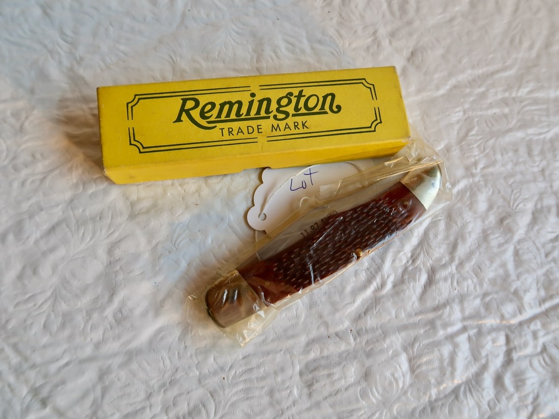 Remington Buck Knife in Original Box (Never Used) (1 of 2)