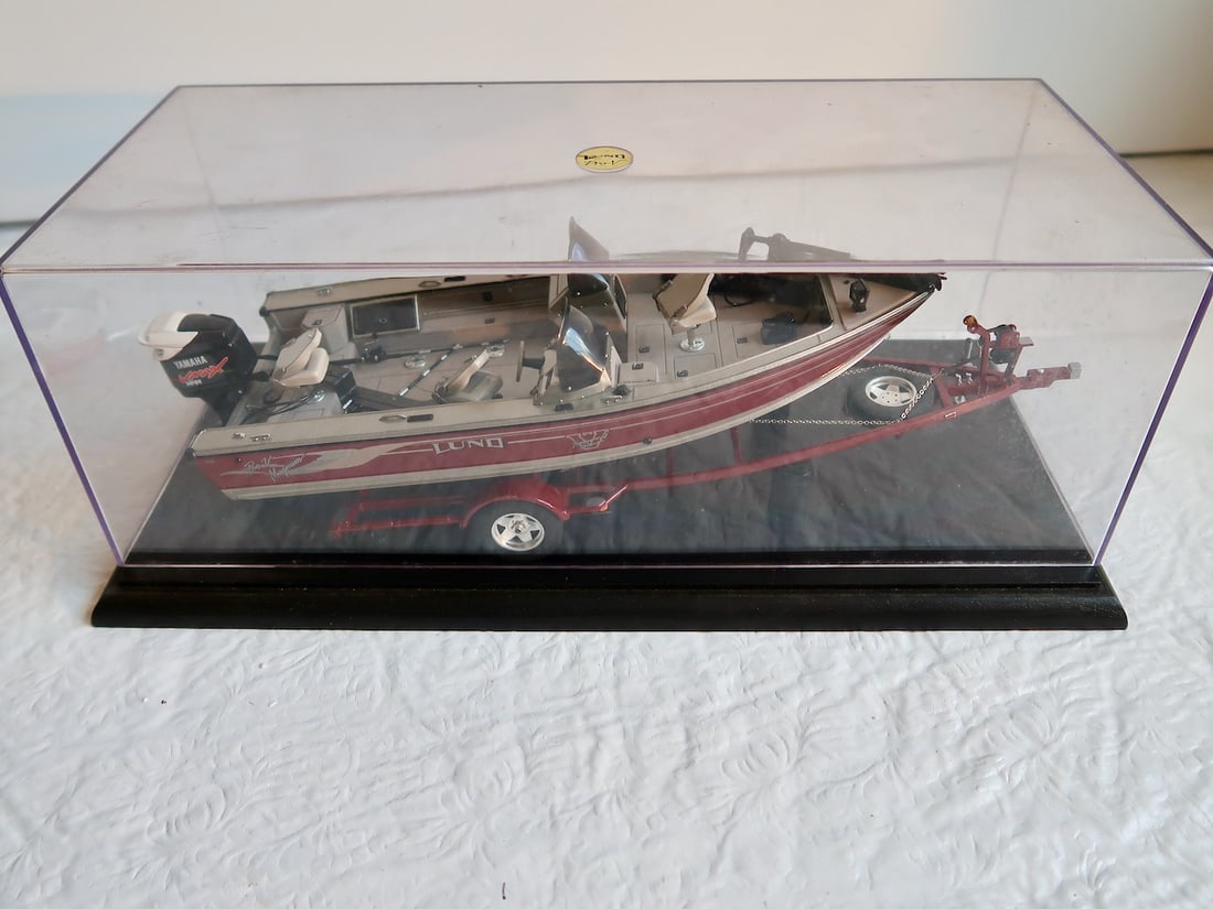 Lund Pro V Bass Boat (in Original Showcase): 14" L x 6" W x 5.5" T