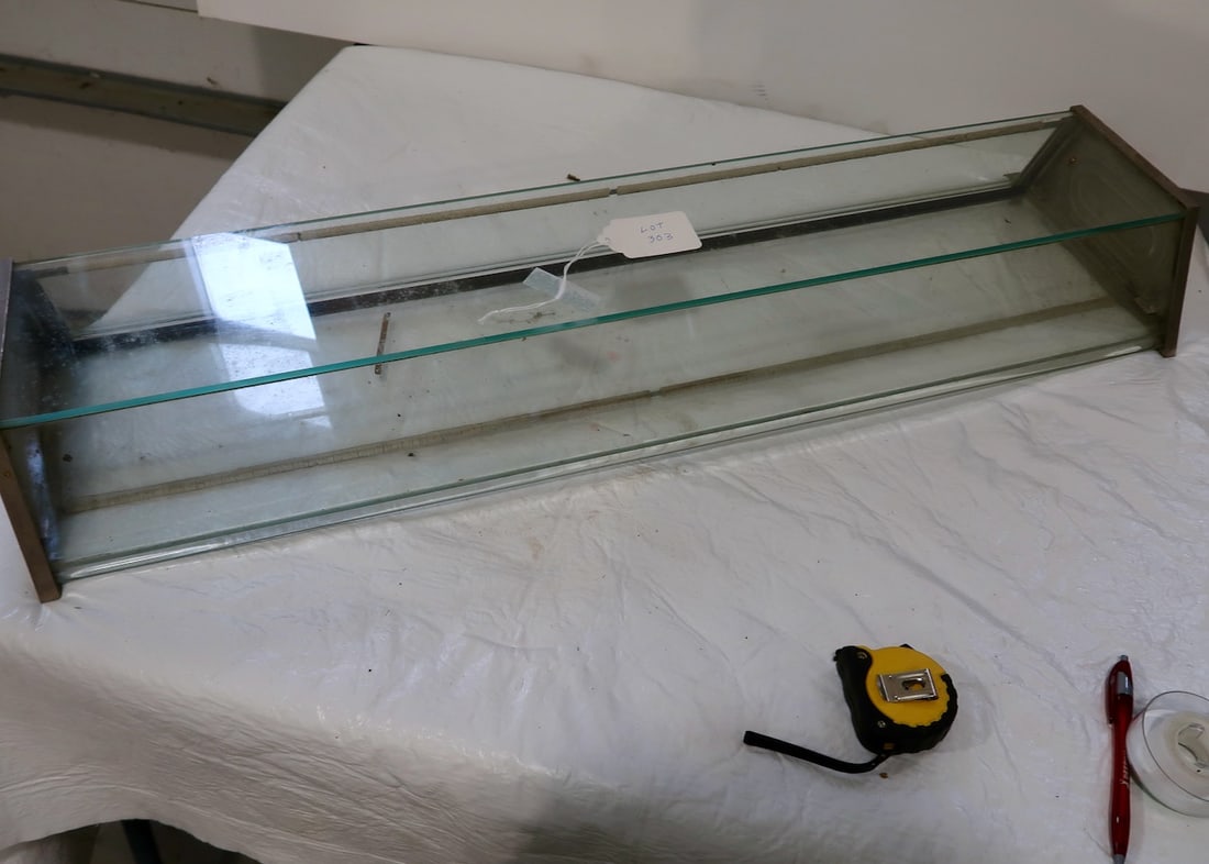 Counter Top Display Case (1 of 2)