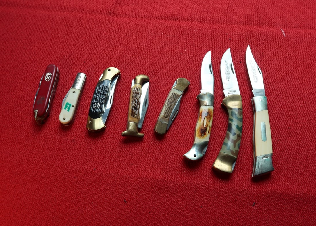 8 Pocket Knives (1 of 3)