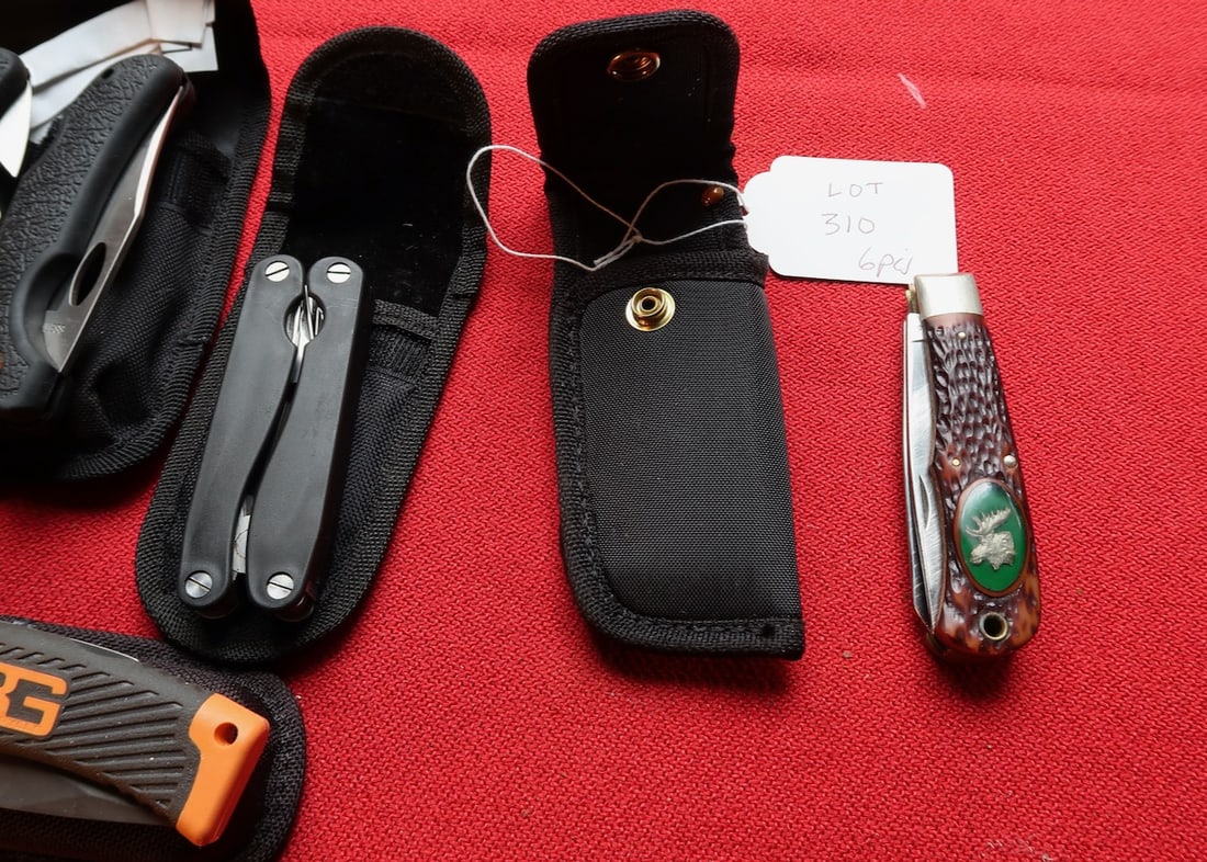 6 Pocket Knives in Cases (1 of 3)